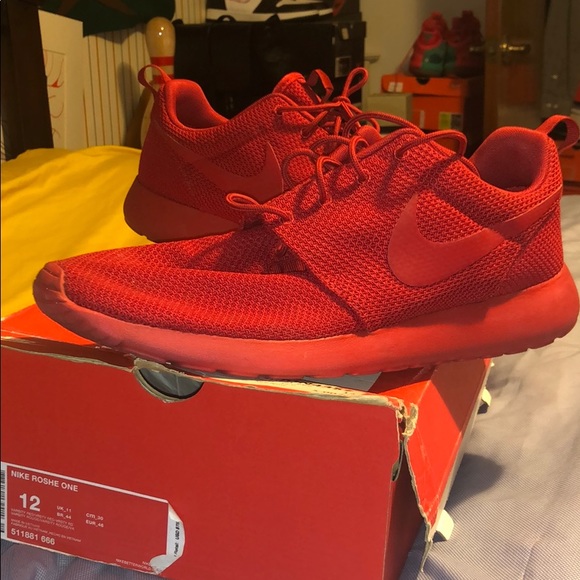 nike roshe triple red